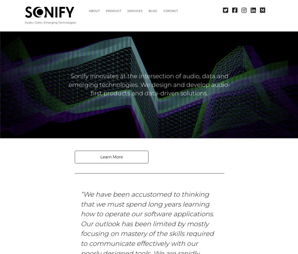 Imagem de um indivíduo usando fones de ouvido, representando a ferramenta de login do Sonify AI Music. A ferramenta permite que os usuários criem e explorem músicas geradas por IA, conectando-se por meio de uma interface amigável.