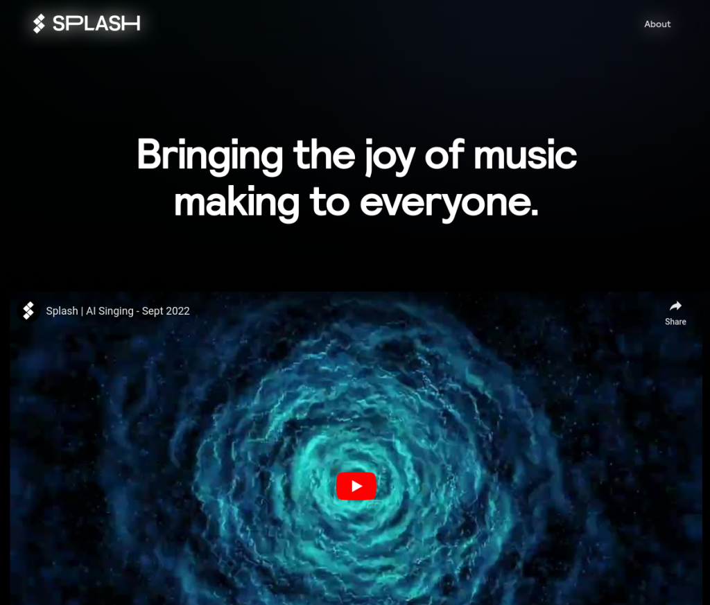 **Texto alternativo:**Logotipo da SplashMusic, uma ferramenta de IA para criação musical. O logotipo é um círculo azul com uma clave de sol estilizada branca no centro. O texto 