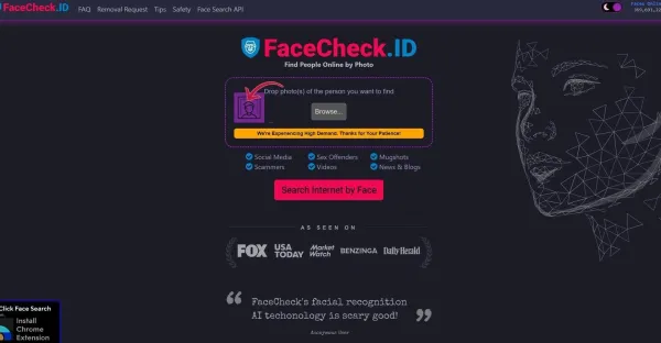 Imagem de uma pessoa usando o FaceCheck ID para fazer login em um dispositivo. O FaceCheck ID é um recurso de segurança que permite que os usuários desbloqueiem seus dispositivos usando o reconhecimento facial.